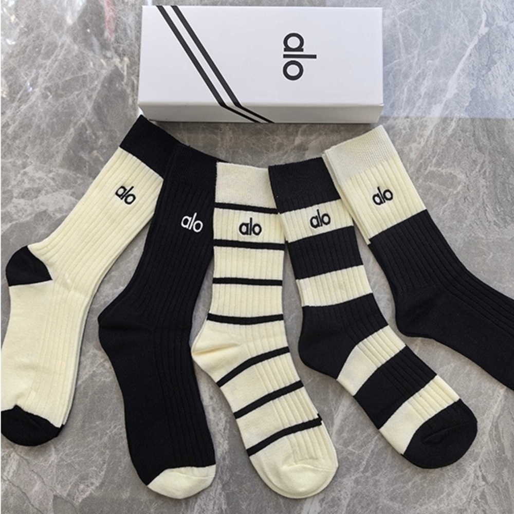Alo Yoga Color-Blocked Striped Athletic And Casual Mid-Calf Sock Set